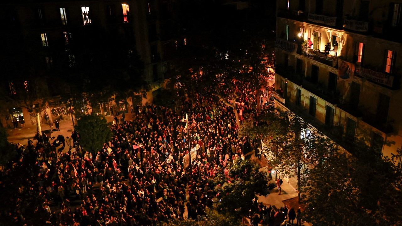 Barselona'da binlerce kişi yüksek ev kiralarına karşı sokağa çıktı