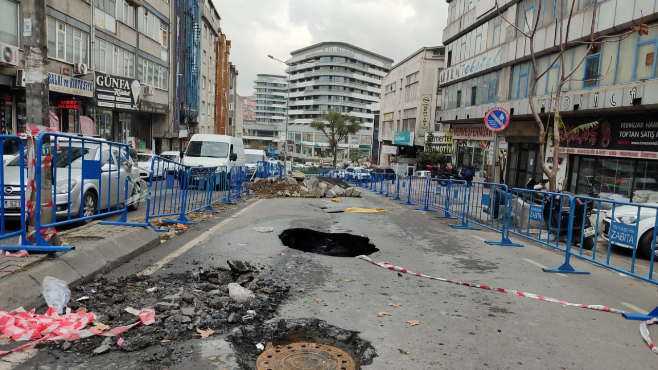 Çalışma sırasında çöken yol Güngören esnafını vurdu