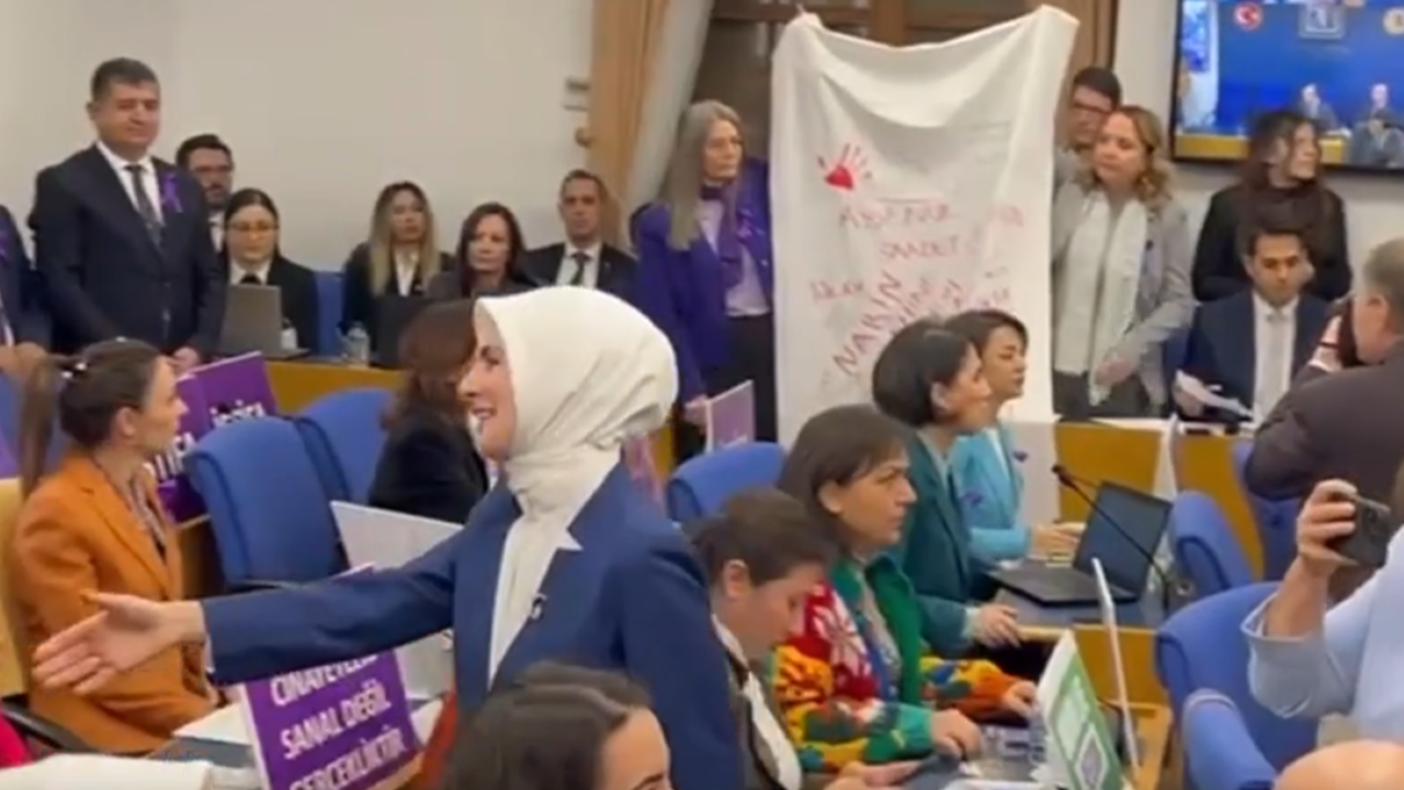 Kadın vekillerden Meclis'te kefenli eylem