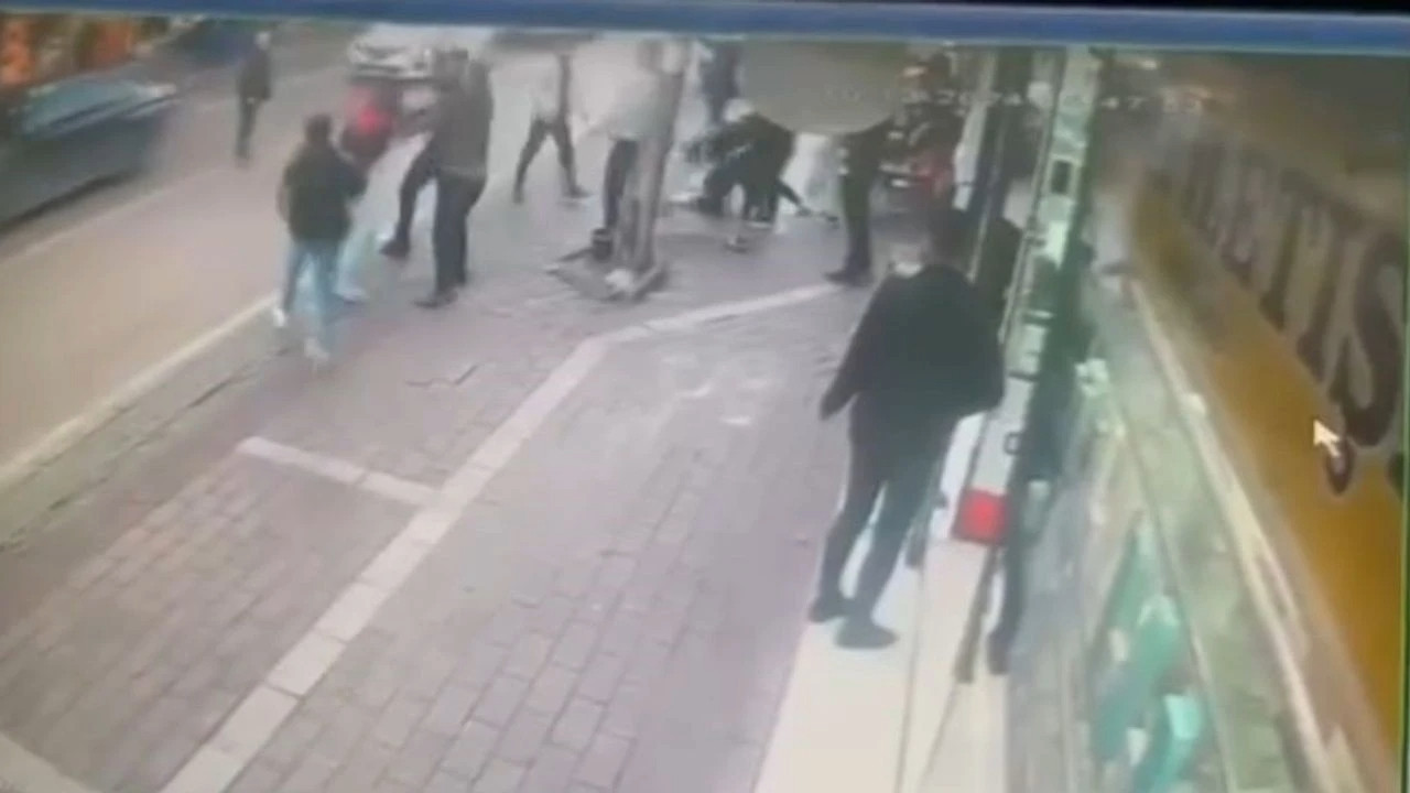 Bursa'da cadde ringe döndü: Alacak verecek kavgasında yumruklar havada uçuştu