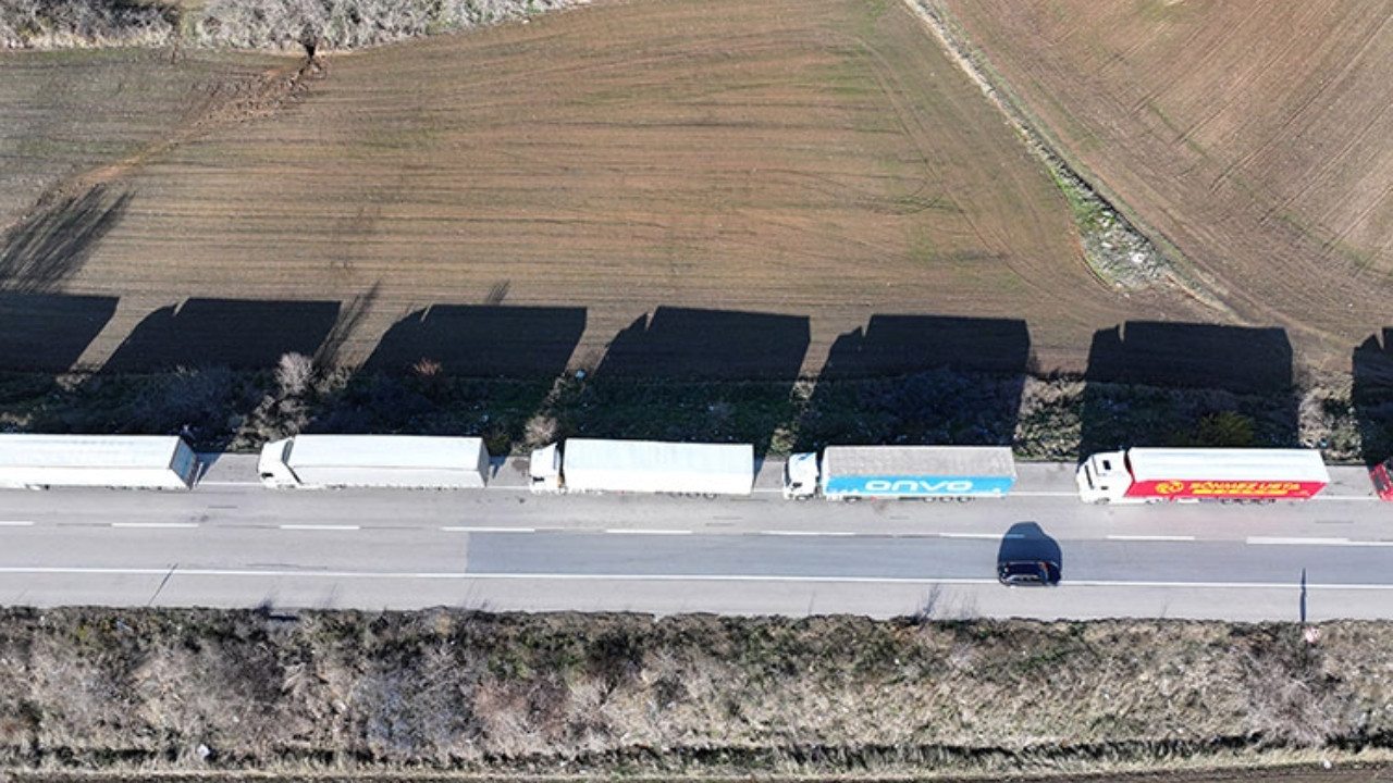 Sınırda tır kuyruğu: 'Geceyi sırada geçirdim, su yok, ekmek yok, tuvalet yok'