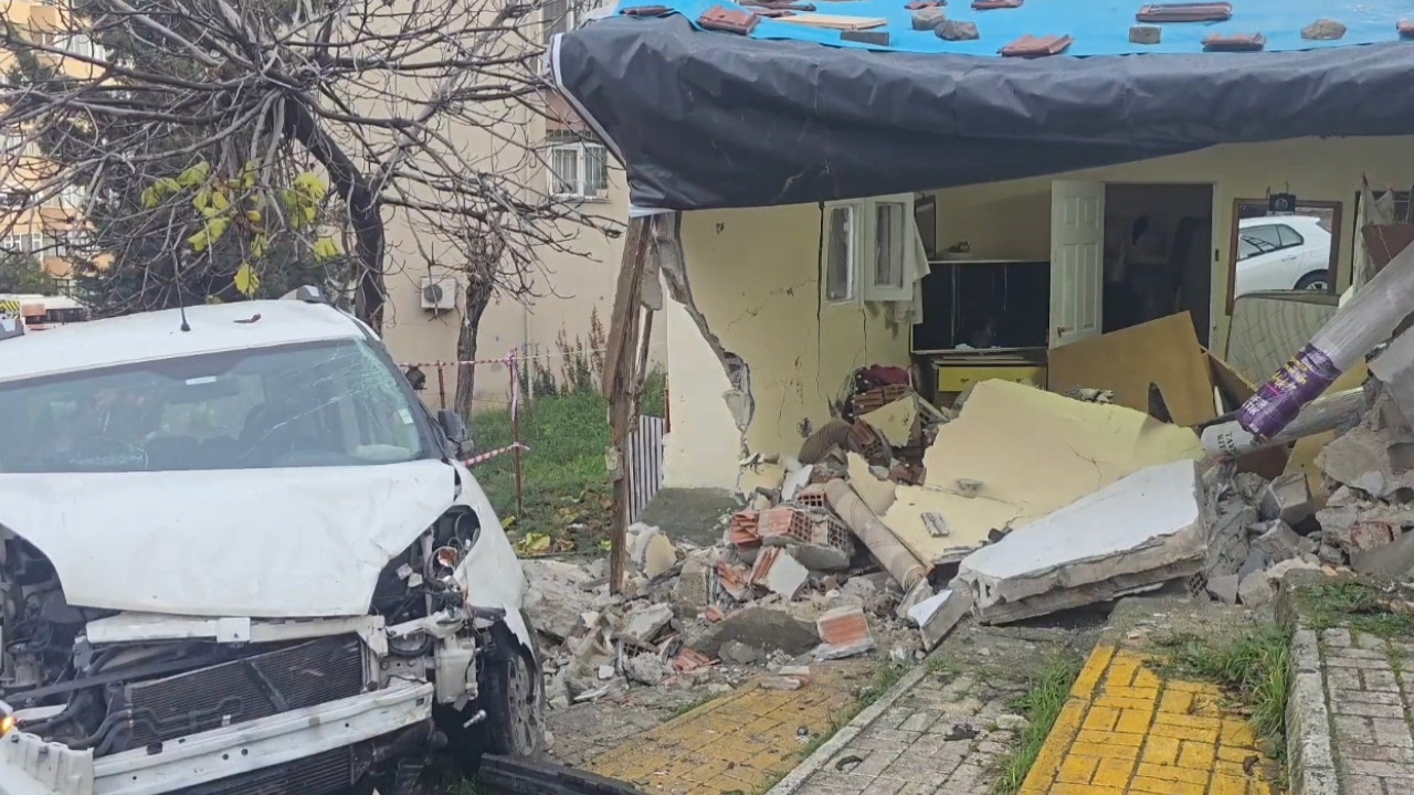 Otomobil eve girdi, 3 yaralı