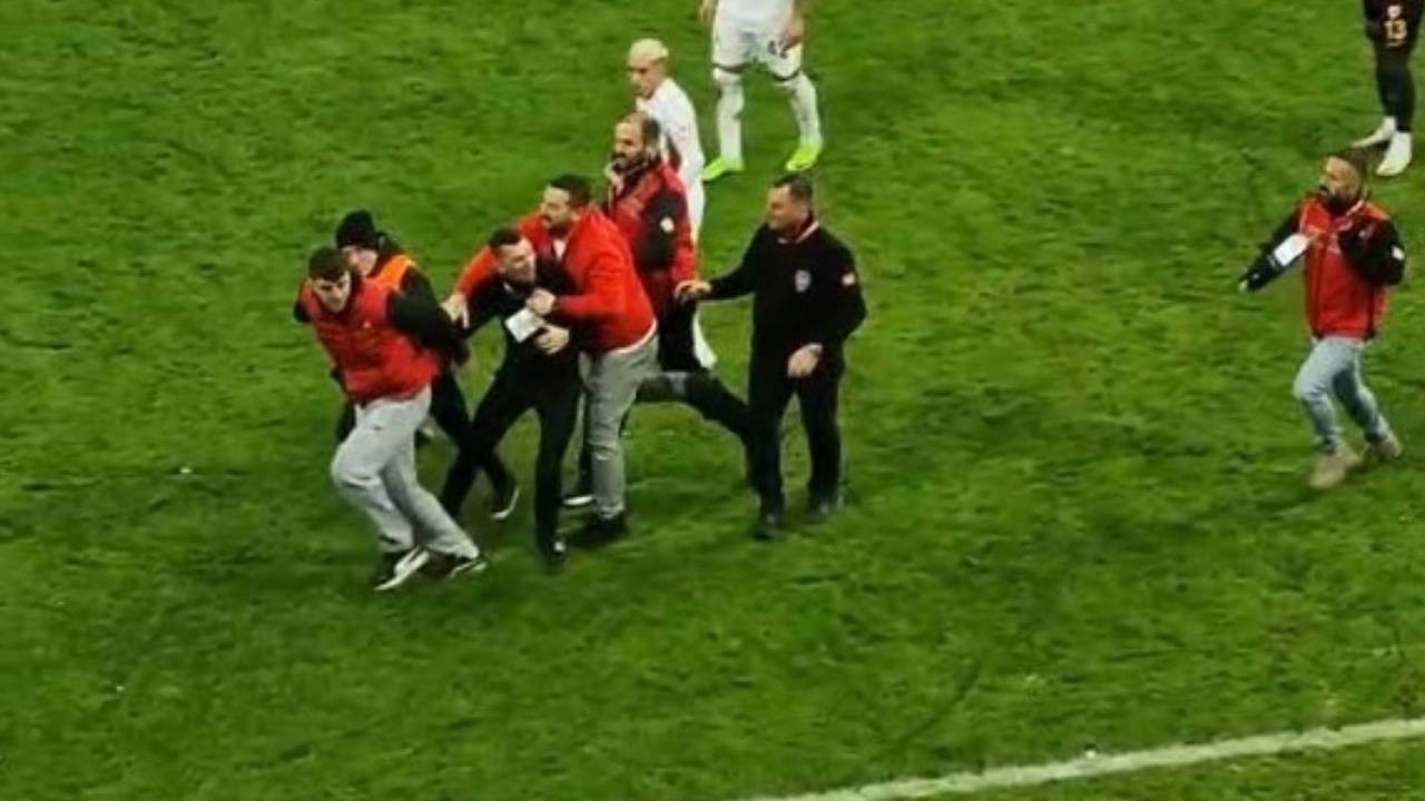 Sahaya giren taraftarı darp eden tribün lideri için karar verildi