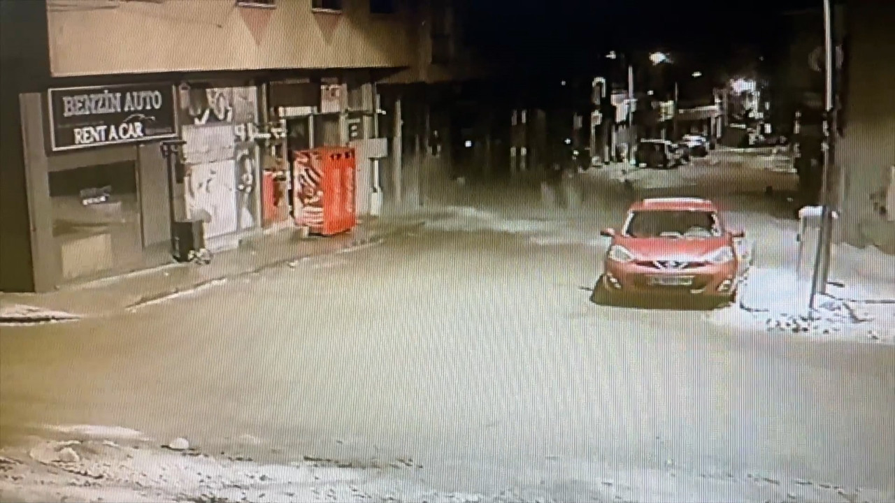 Üzerine buz kütlesi düşen genç öldü