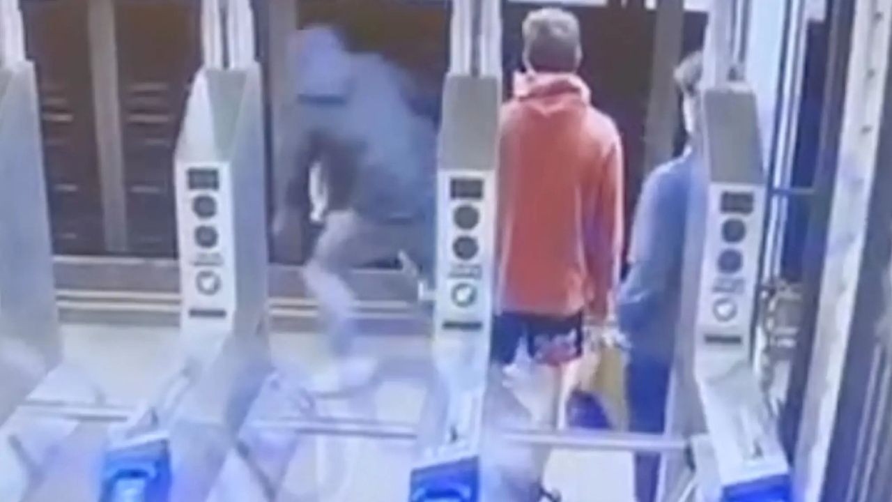 Kan donduran saldırıda mucize: Hızla gelen trenin altına itildi, hayatta kalmayı başardı