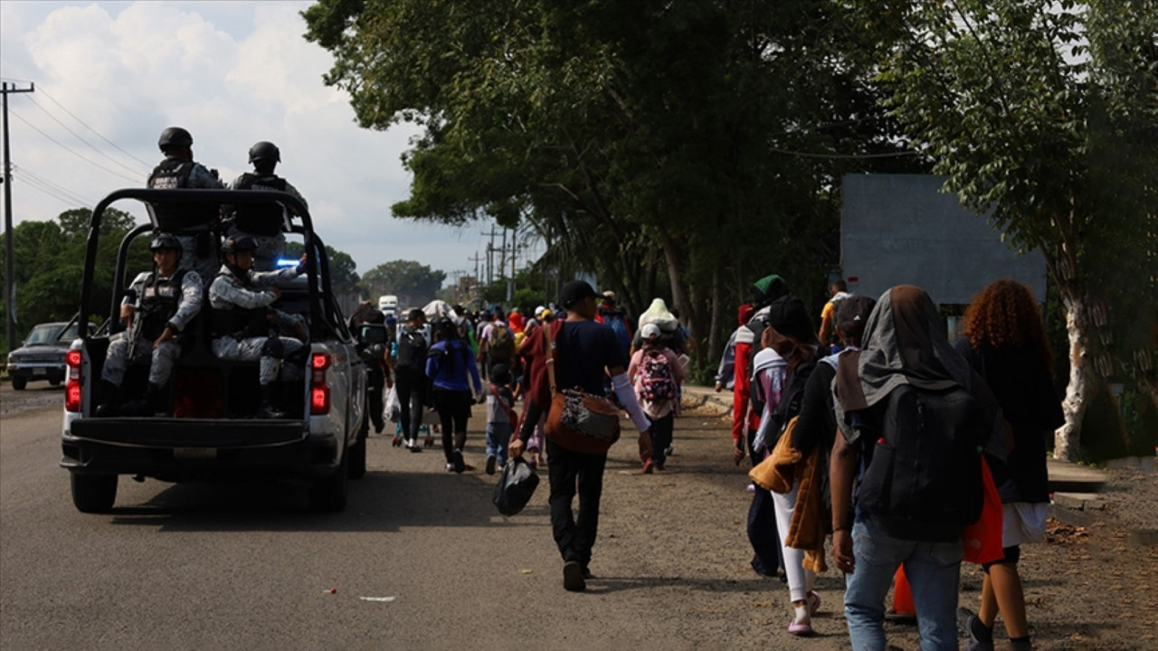Yüzlerce göçmen ABD sınırına yürüyor