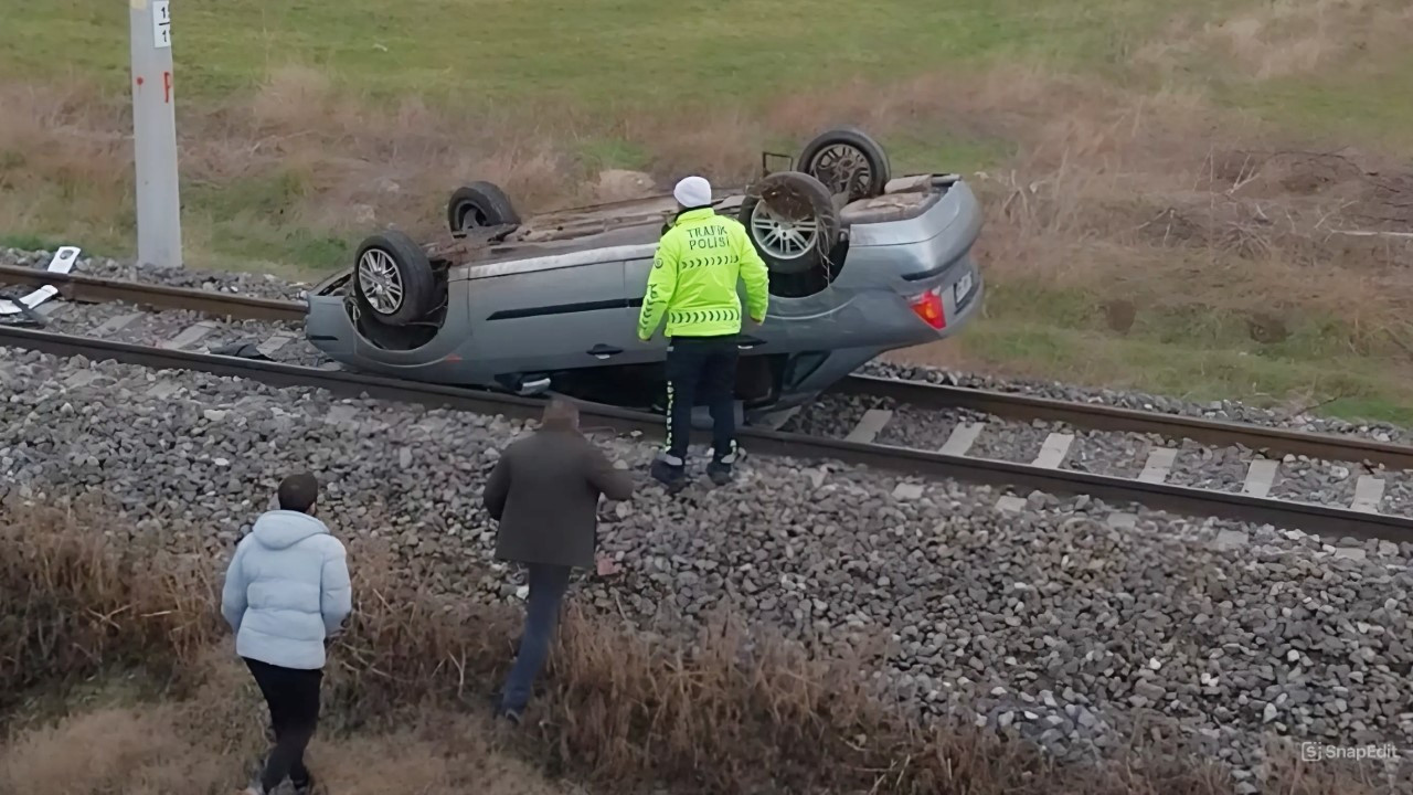 Polisten kaçarken aracıyla demir yoluna düştü