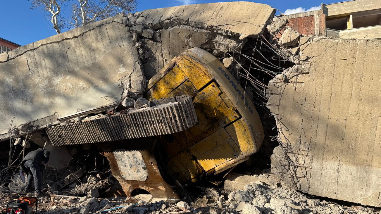 Yıktığı binanın altında kaldı