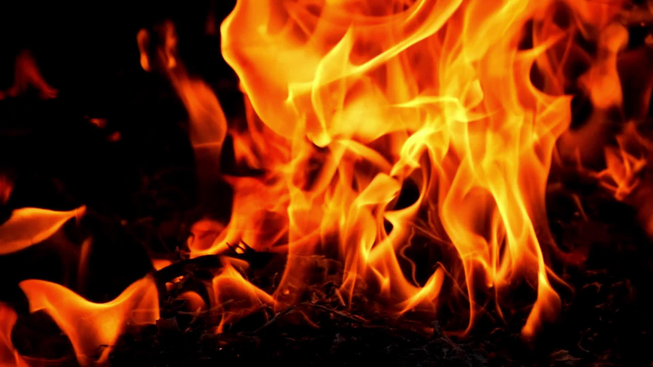 İki kız çocuğu, tacizci babalarını uyurken ateşe verdi