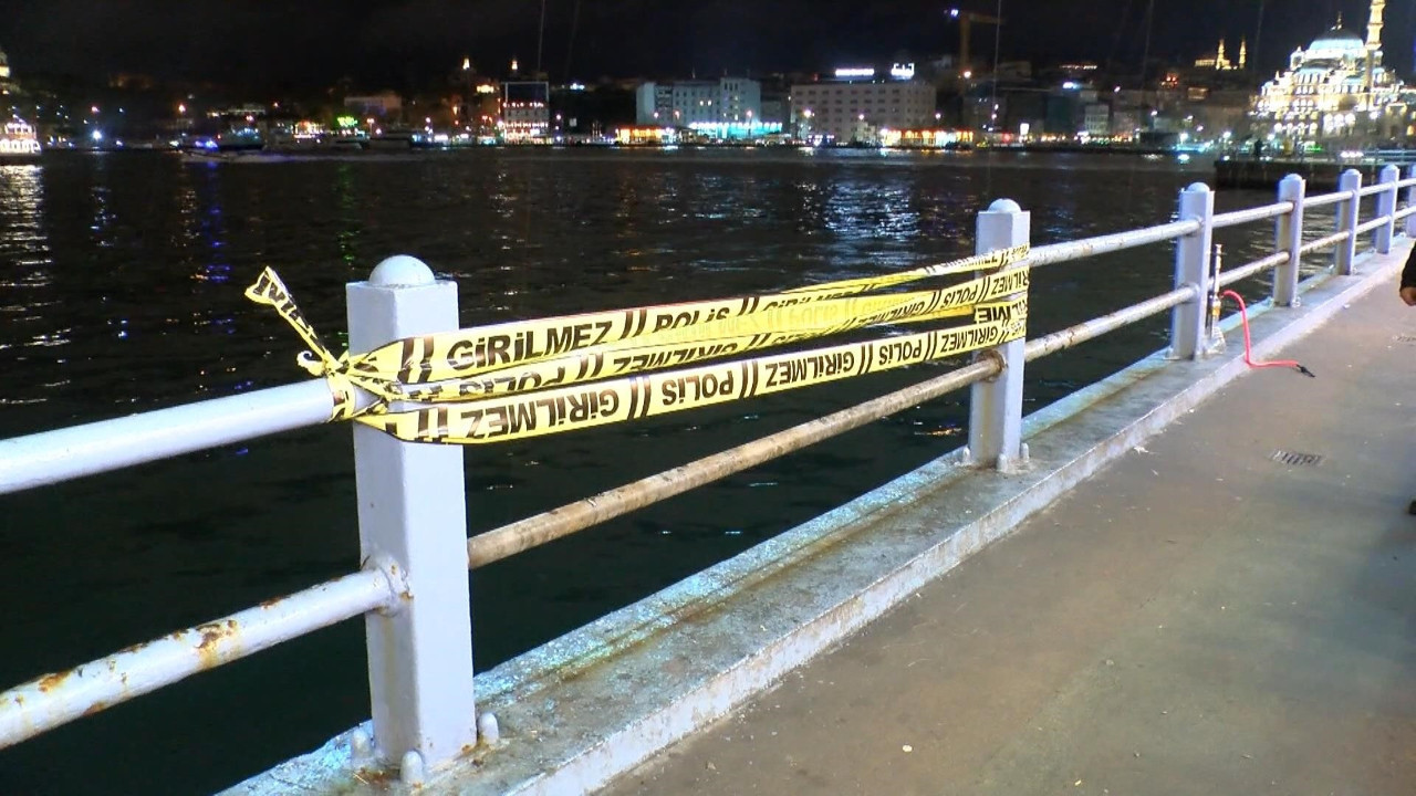 Galata'ta çürük korkuluk kazası: Denize uçtu