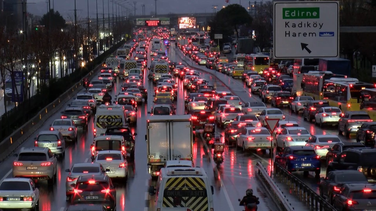 İstanbul'da trafik felç oldu