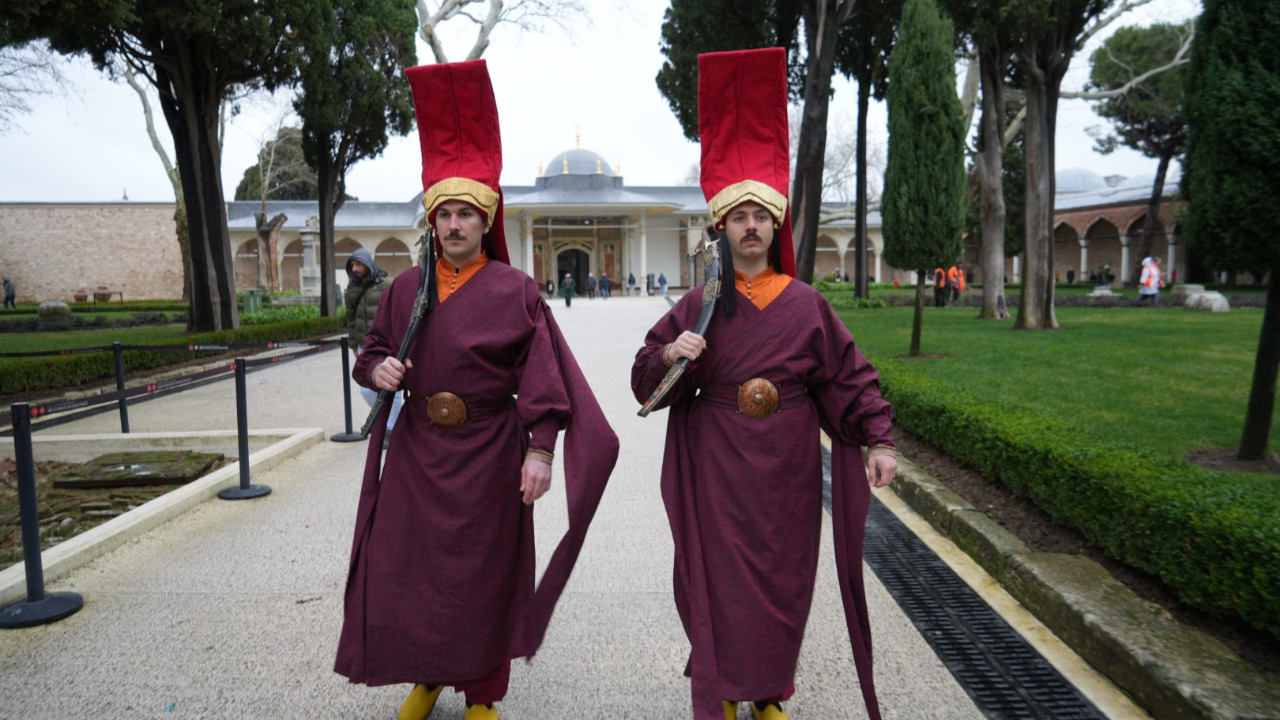 Topkapı Sarayı'nda jandarmalar, silahtar kıyafeti ile nöbet tutmaya başladı