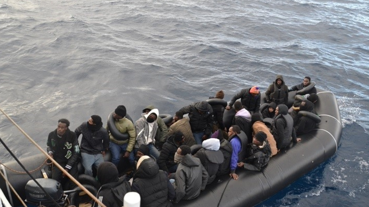 İzmir açıklarında 32 düzensiz göçmen yakalandı