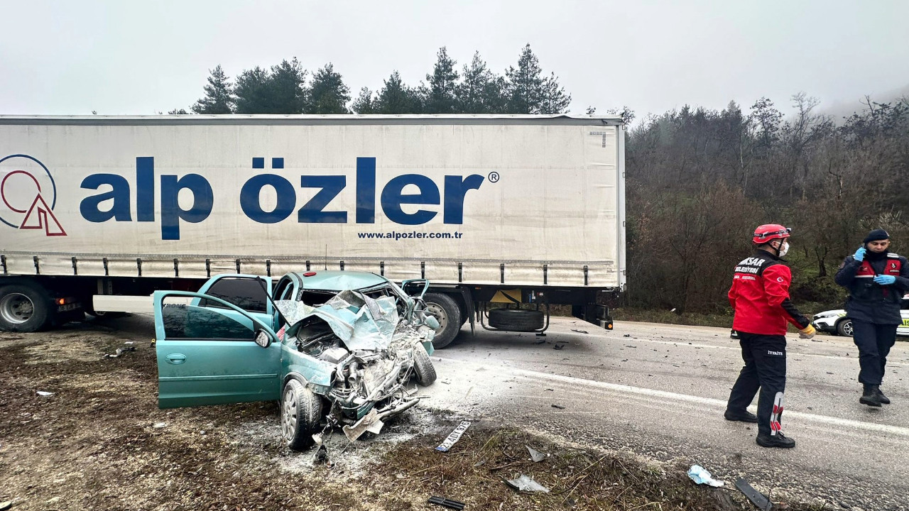 Tokat'ta TIR'la otomobil çarpıştı: 2 ölü
