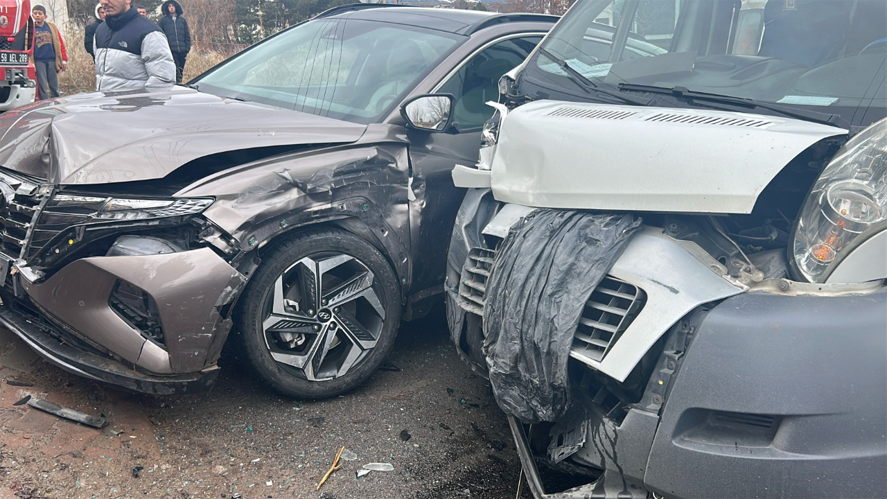 Sivas'ta feci kaza: Okul servisi cip ile çarpıştı