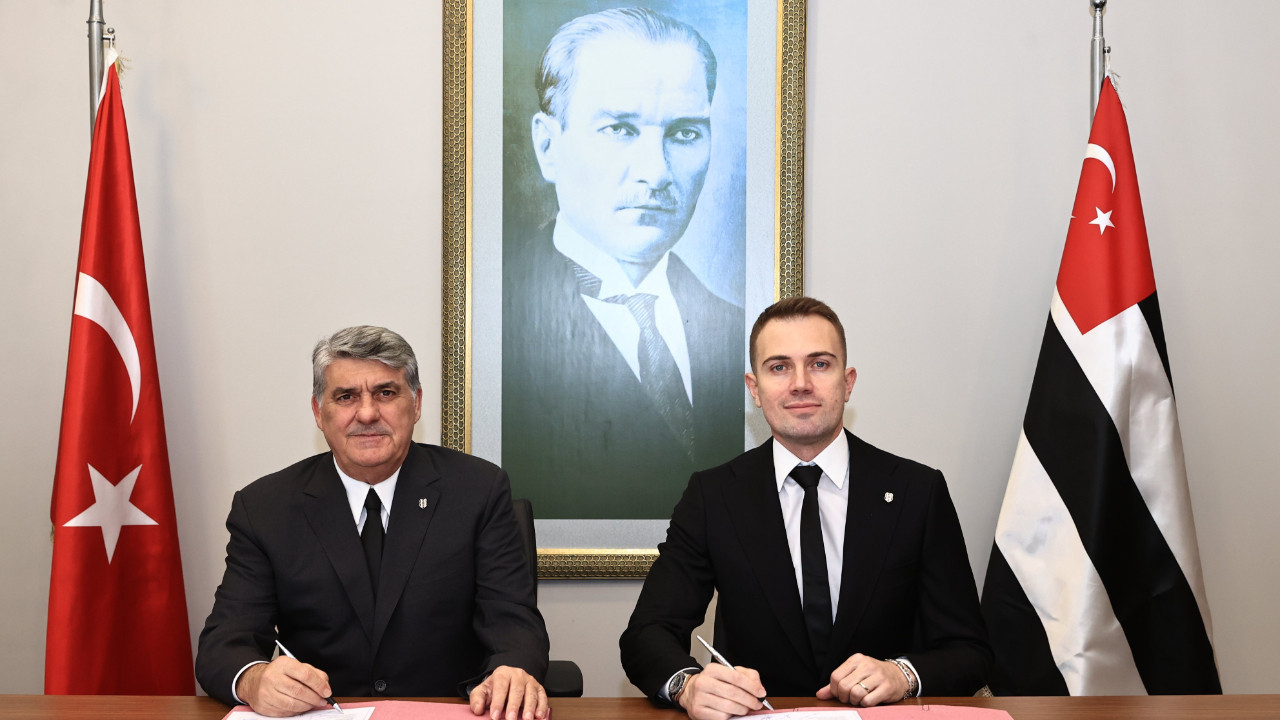 Mert Günok imzayı attı: Futbolu Beşiktaş’ta bırakacağım