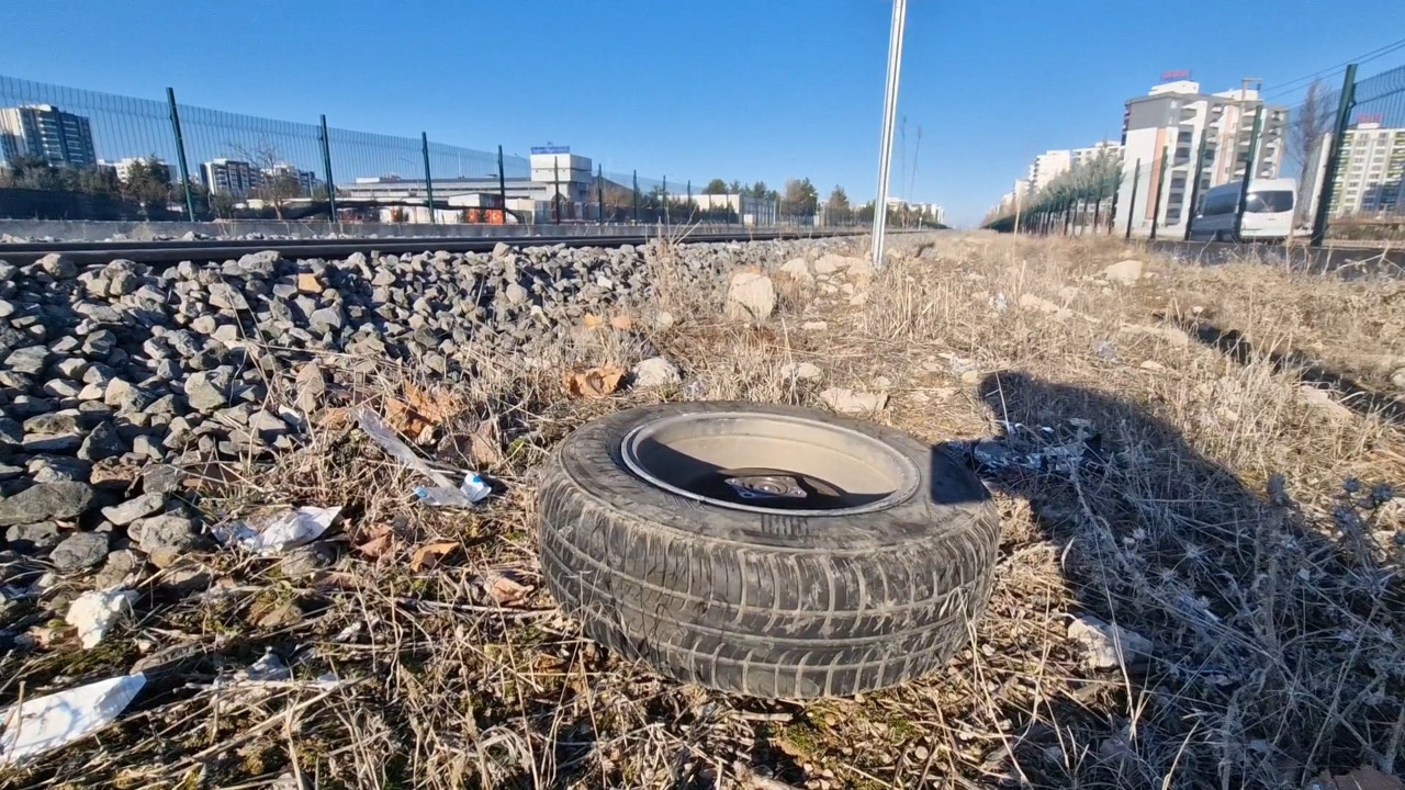 Yük treni, hemzemin geçitte otomobile çarptı: 1 ölü, 1 yaralı