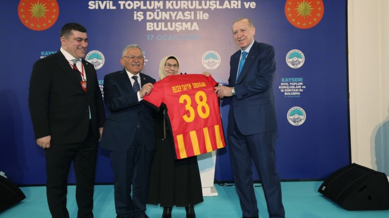 Cumhurbaşkanı Erdoğan'a Kayserispor forması hediye edildi