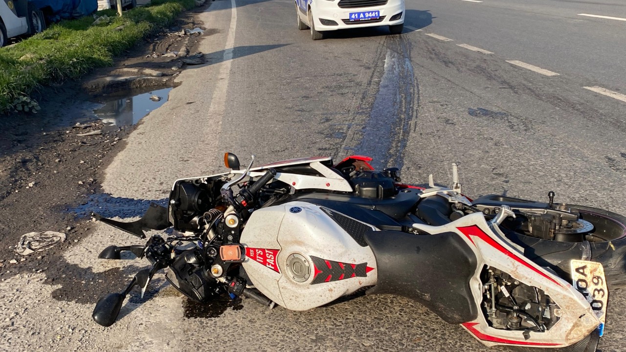 Bariyerlere çarpan motosiklet sürücüsü öldü