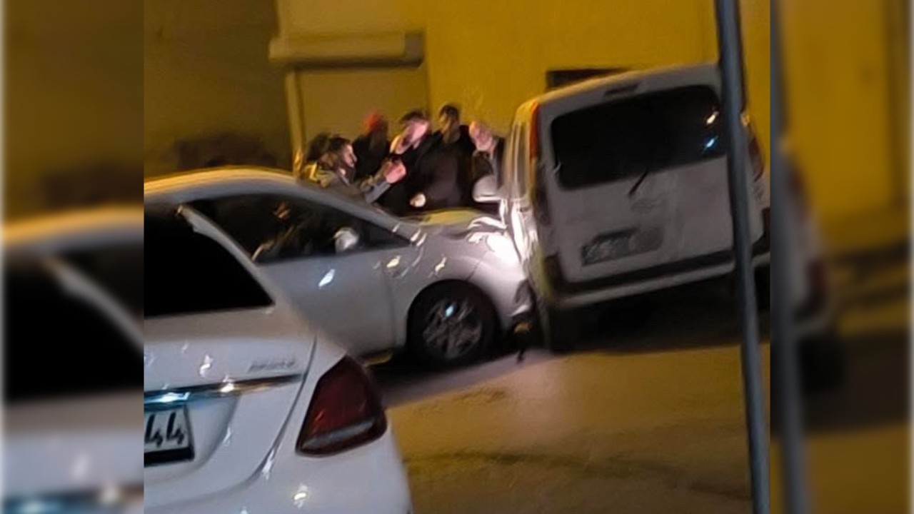 Önce kaza yaptılar, sonra tekmeli yumruklu kavga ettiler