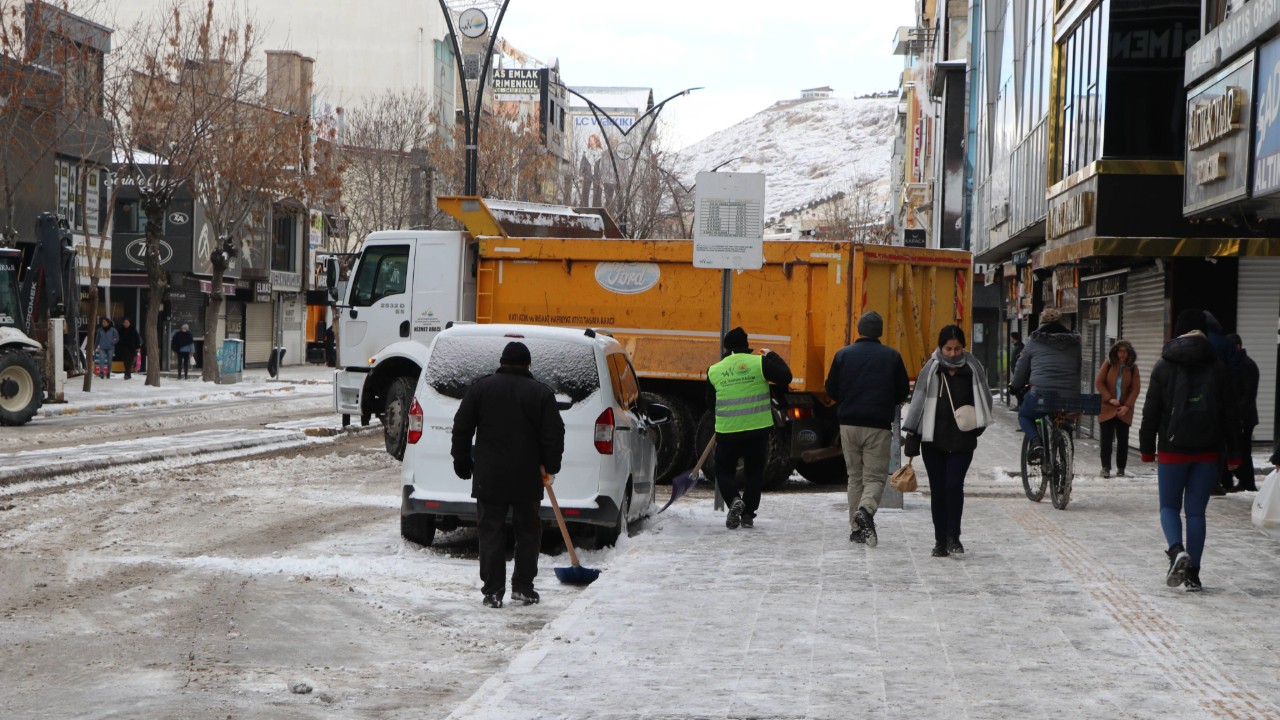 Van'da 255 yerleşim yerine ulaşım kesildi