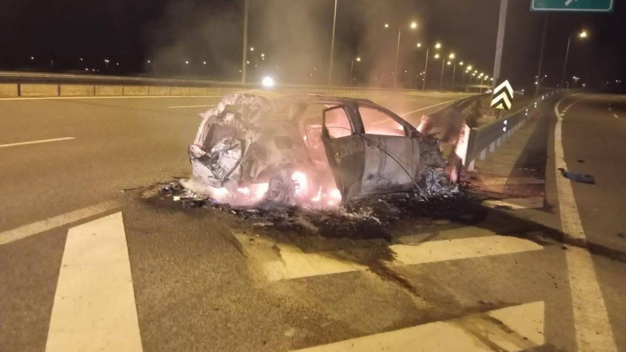 Bariyerlere çarpan araçtan geriye hurda kaldı