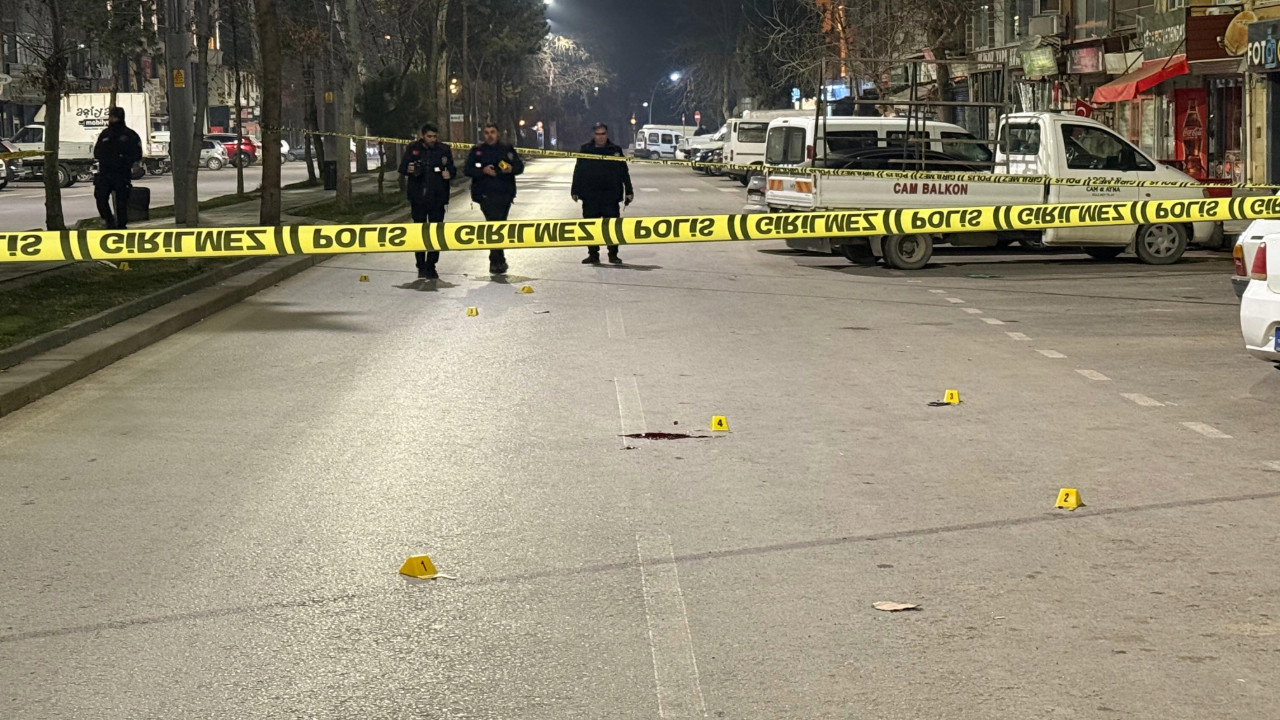 Sokak ortasında bacaklarından vurdu