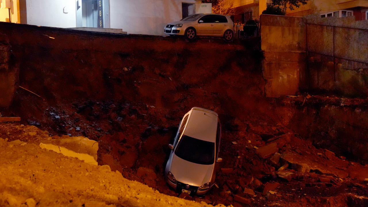 Toprak kayarken aracı da beraberinde götürdü