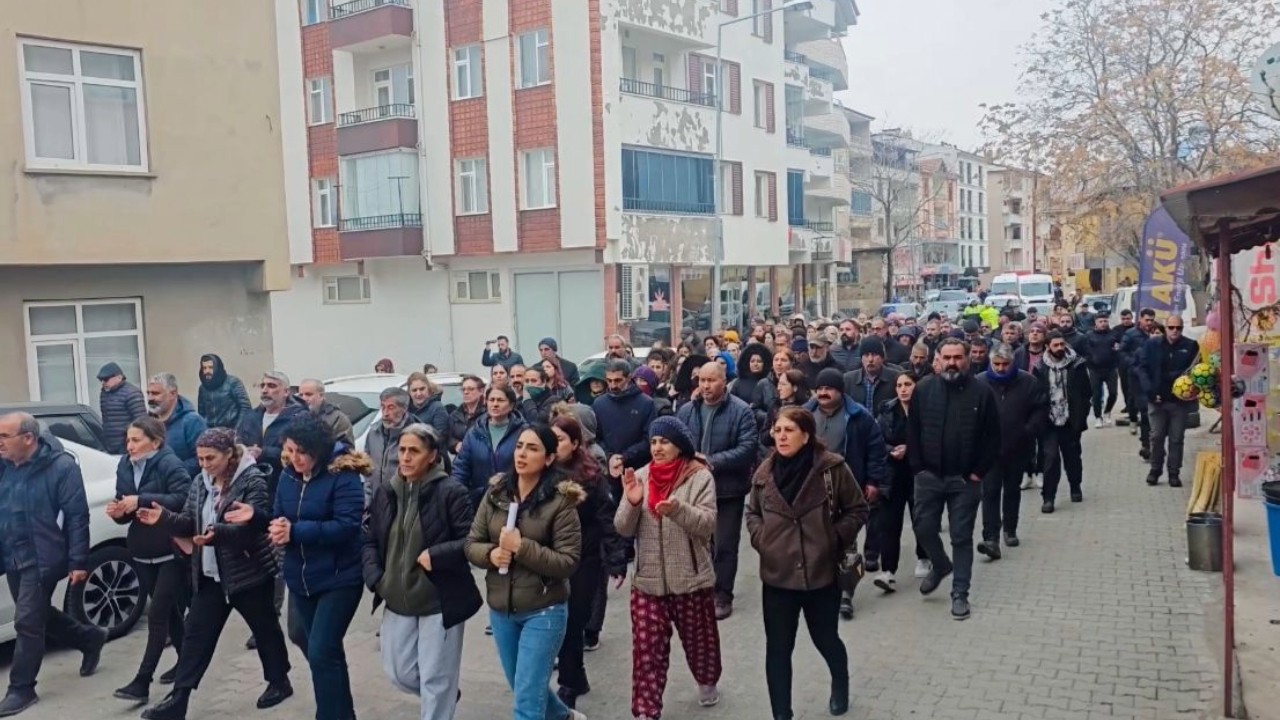 İlçe ayağa kalktı: Anne ve sevgilisi çocuğa istismar iddiasıyla tutuklandı