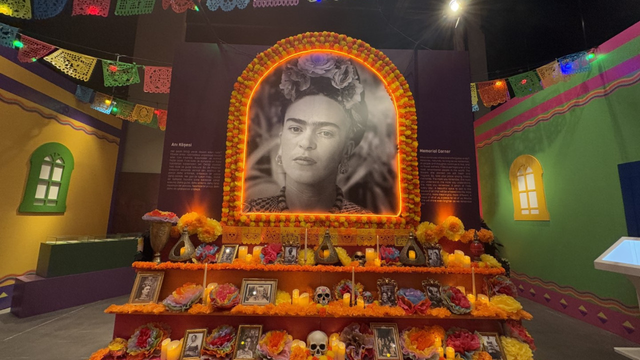 "Frida Kahlo'nun Günlükleri" sergisi AKM'de açıldı