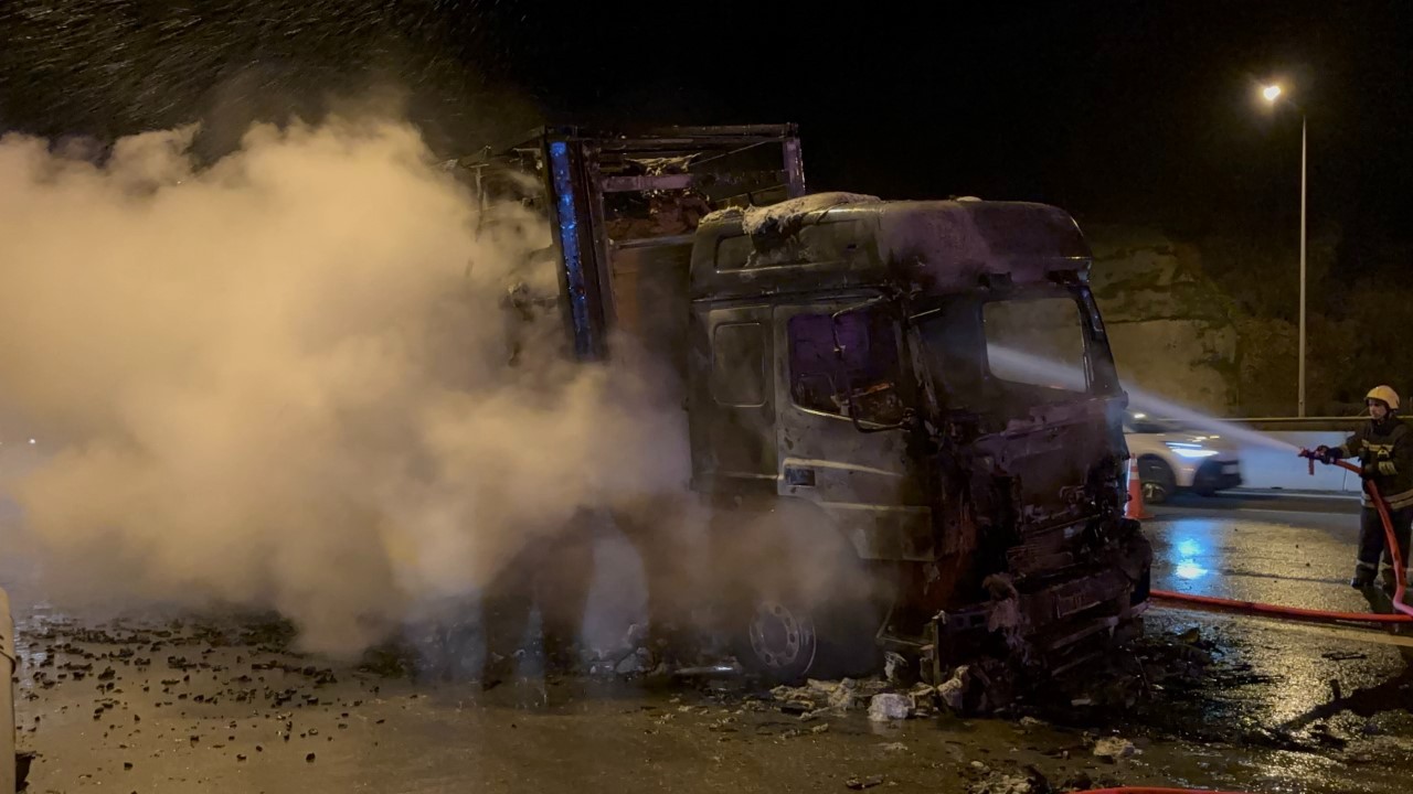 Kömür taşıyan TIR kül oldu