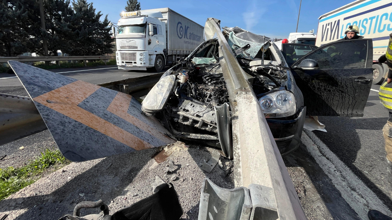 Yol ayrımında bariyerin altına girdi