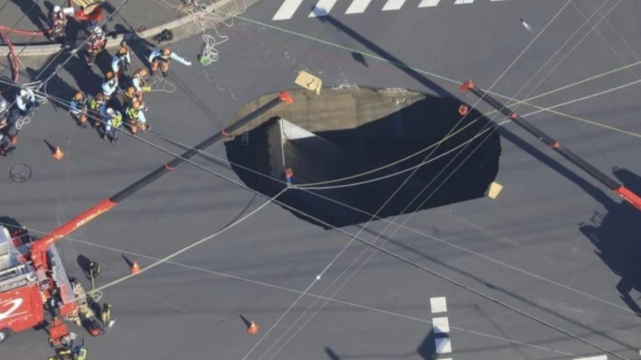 Çöken yol kamyoneti yuttu