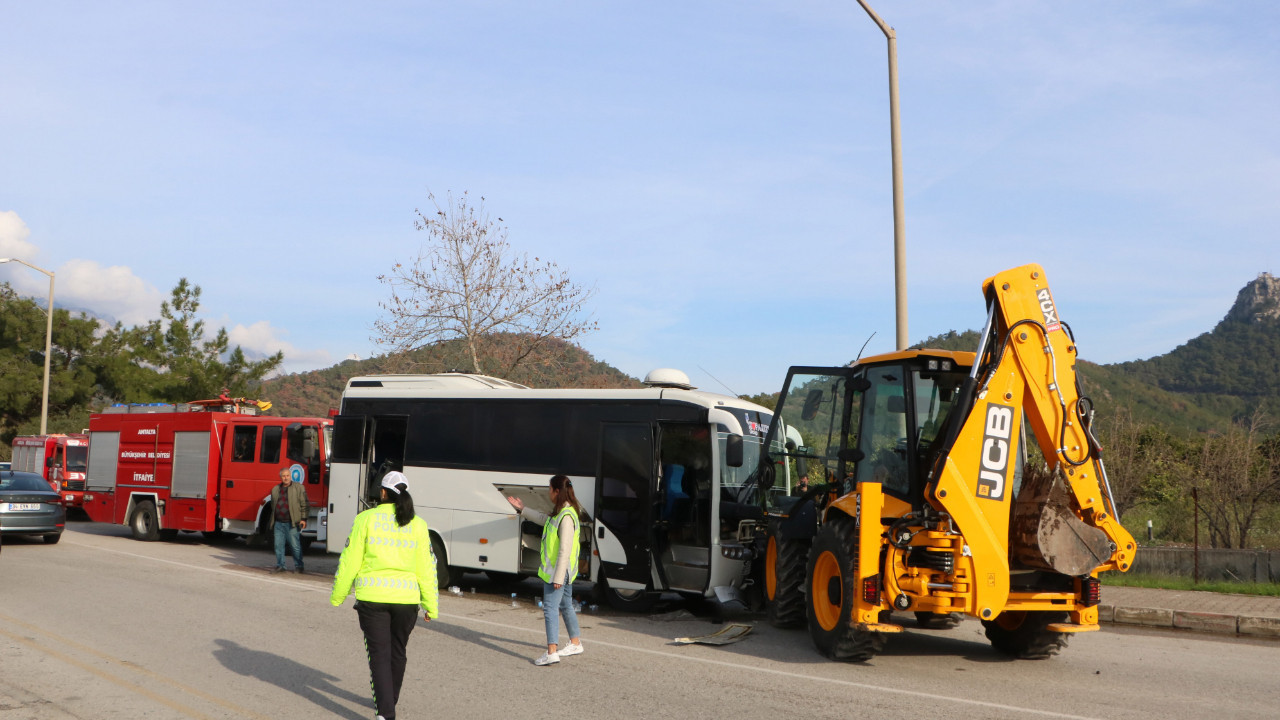 Midibüs ile iş makinesi çarpıştı: 15'i çocuk, 23 yaralı