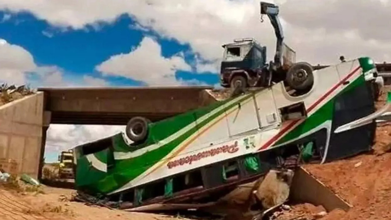 Otobüs köprüden uçtu: 19 ölü