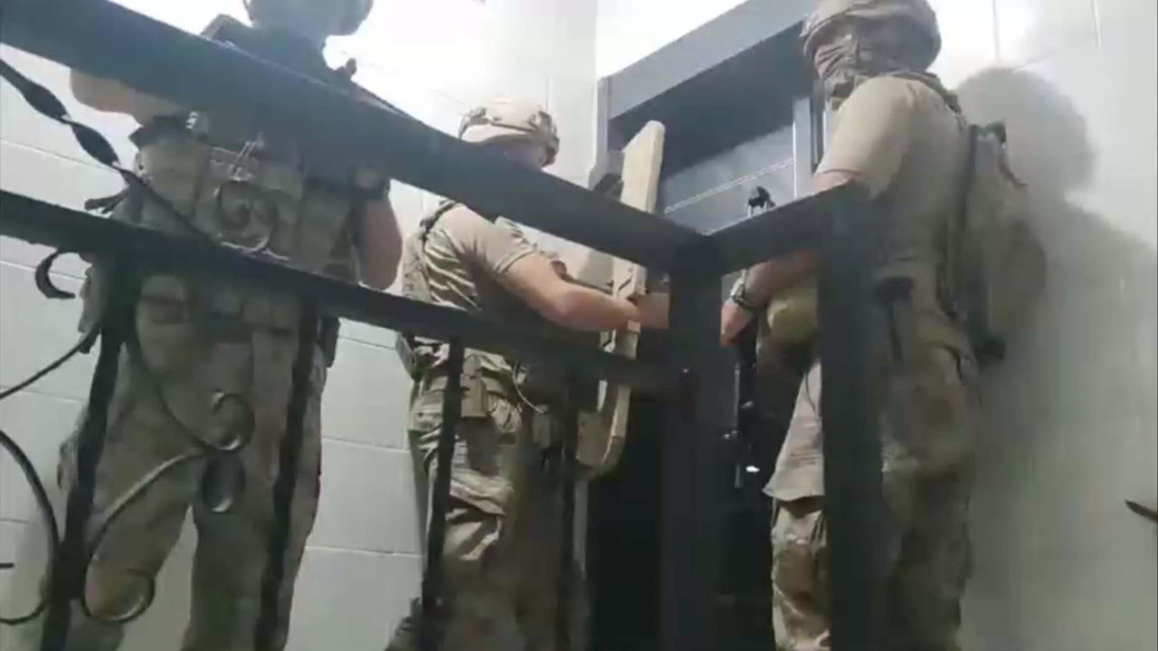 İzmir'de FETÖ operasyonu: 9 gözaltı