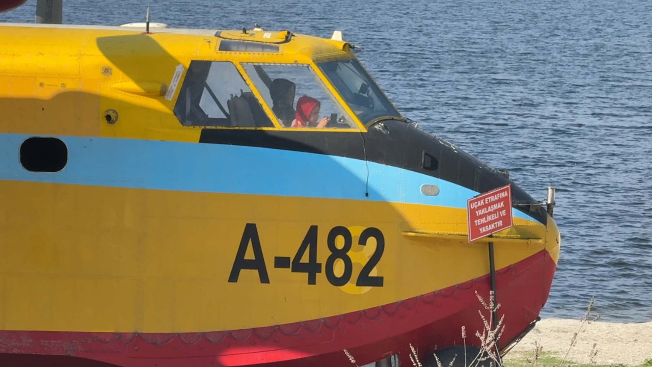 Yangın söndürme uçağı çocuklara oyuncak oldu