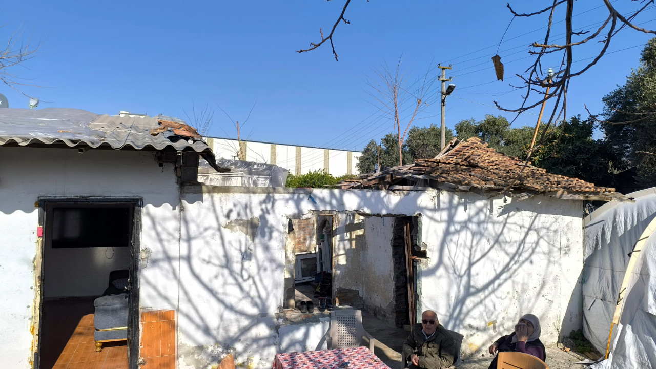 Depremde çatısı uçtu, evi yandı, hala tek göz odada kalıyor: 'Emekliyim, yapamıyorum'
