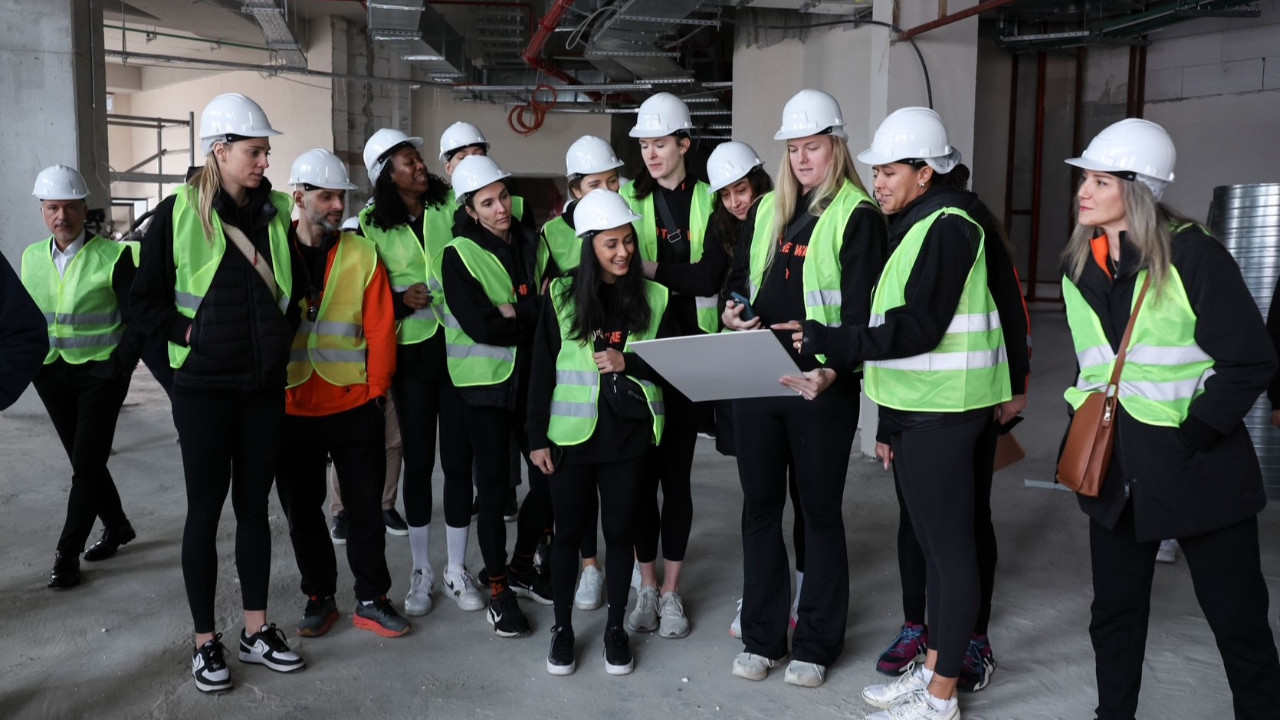 Eczacıbaşı'nın voleybolcuları kaskı taktı, yeleği giydi