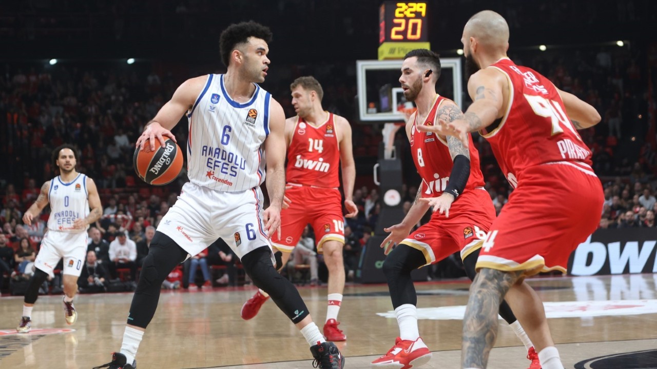 Anadolu Efes, Olympiakos'u salladı ama yıkamadı