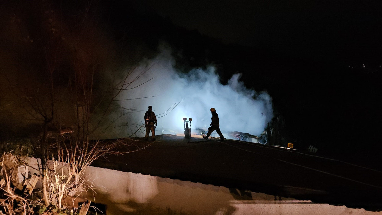 Kazan dairesinde başlayan yangın binayı kül etti