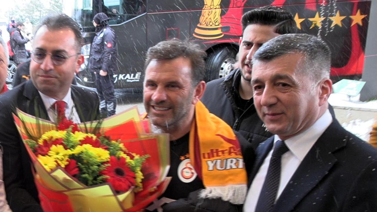 Galatasaray Bolu’ya geldi: Okan Buruk ve futbolculara çiçekli karşılama
