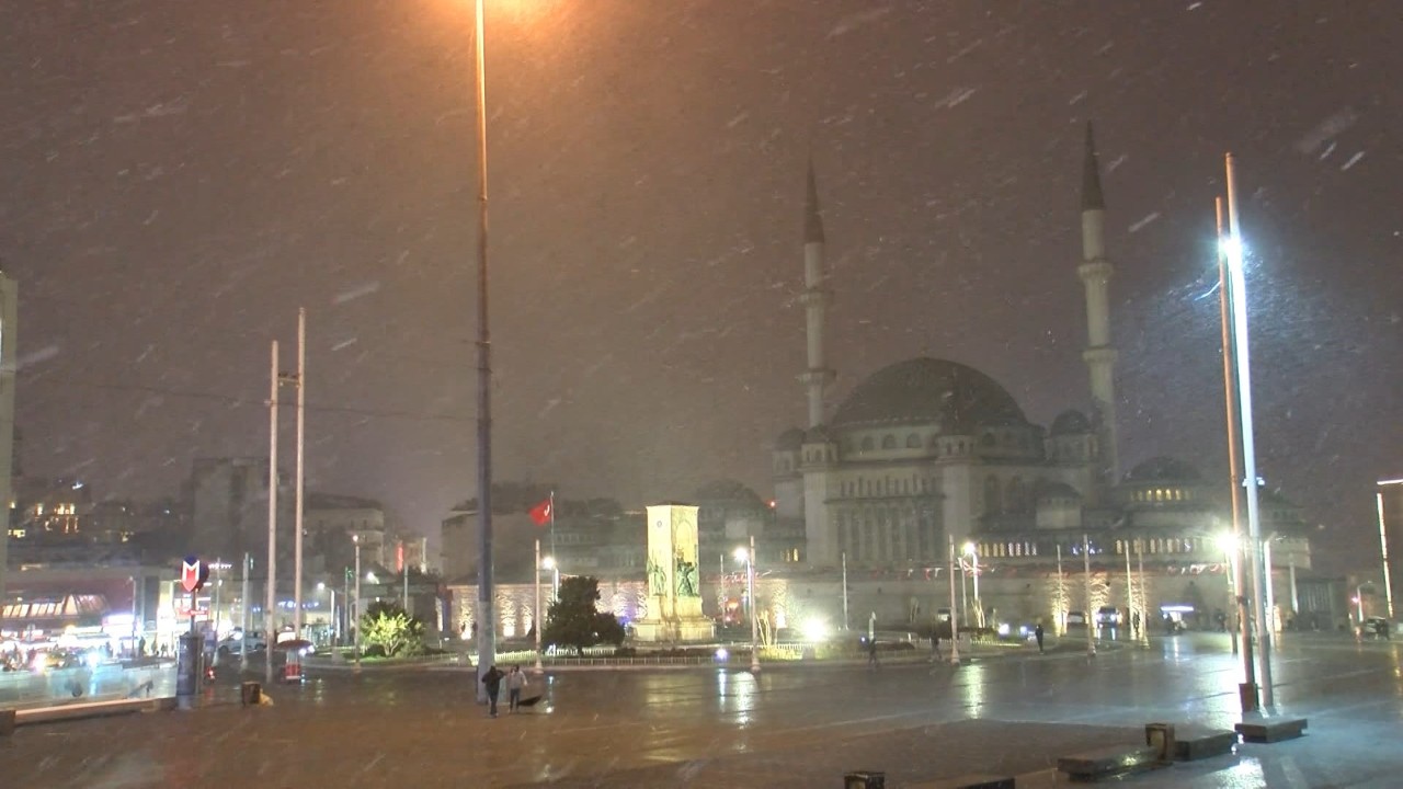 İstanbul beyaza büründü: Gece boyunca kar yağışı devam etti