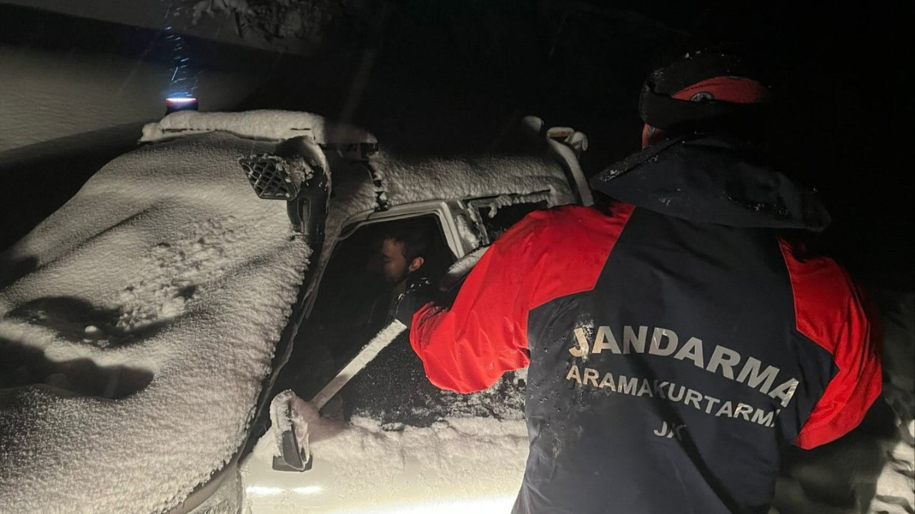 Kocaeli'de kar nedeniyle ormanlık alanda mahsur kalan 2 kişi kurtarıldı
