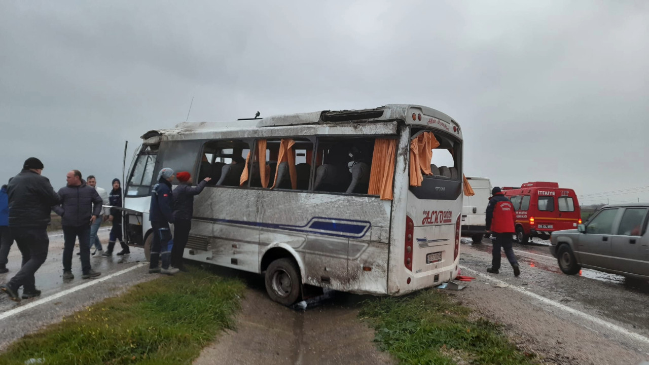 Sabah vardiyasına giden işçi servisi kaza yaptı: 18 yaralı