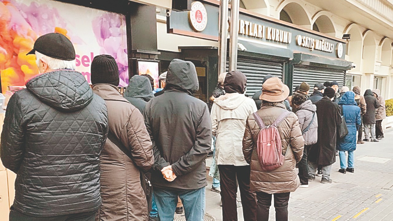 Ankara'nın ayazında ucuz yumurta kuyruğu