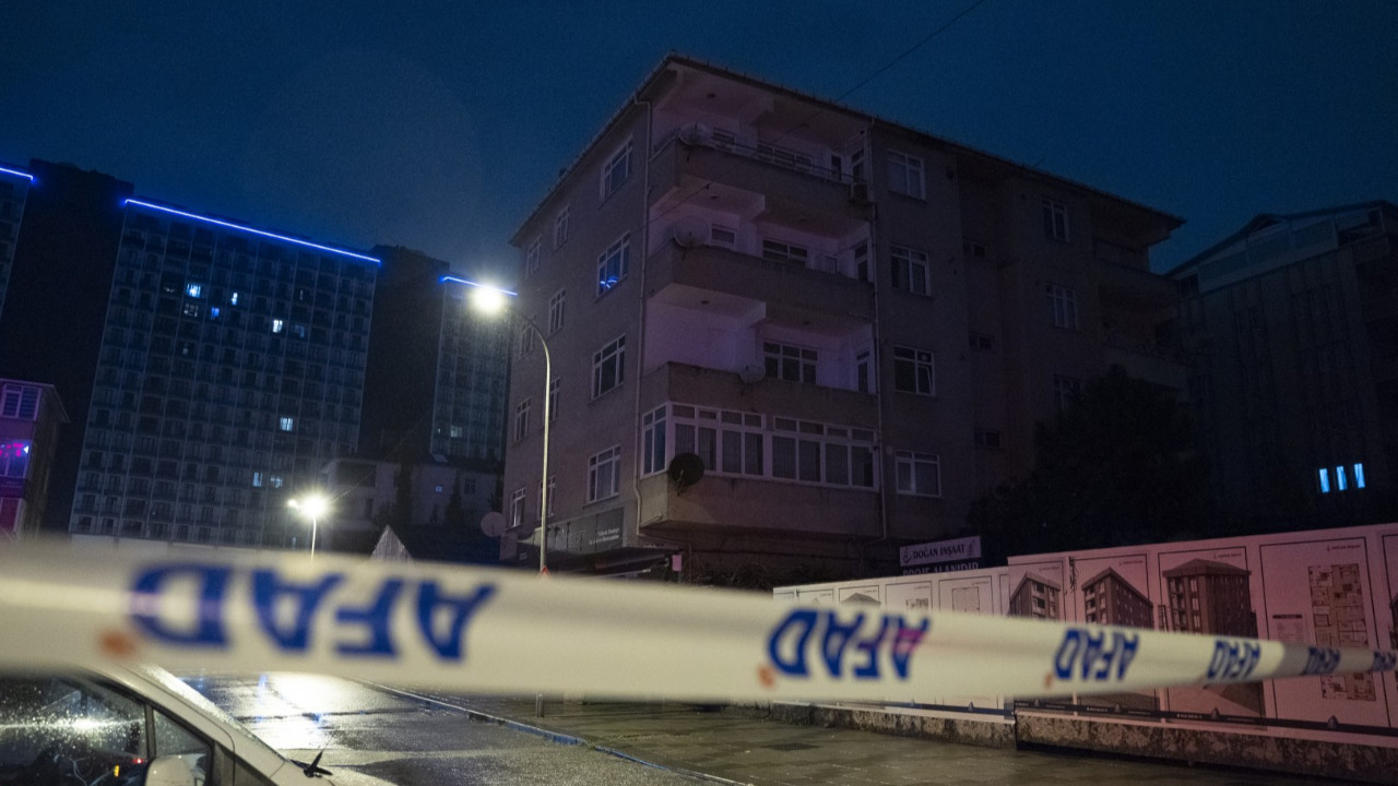 Duvarları çatlayan bina boşaltıldı