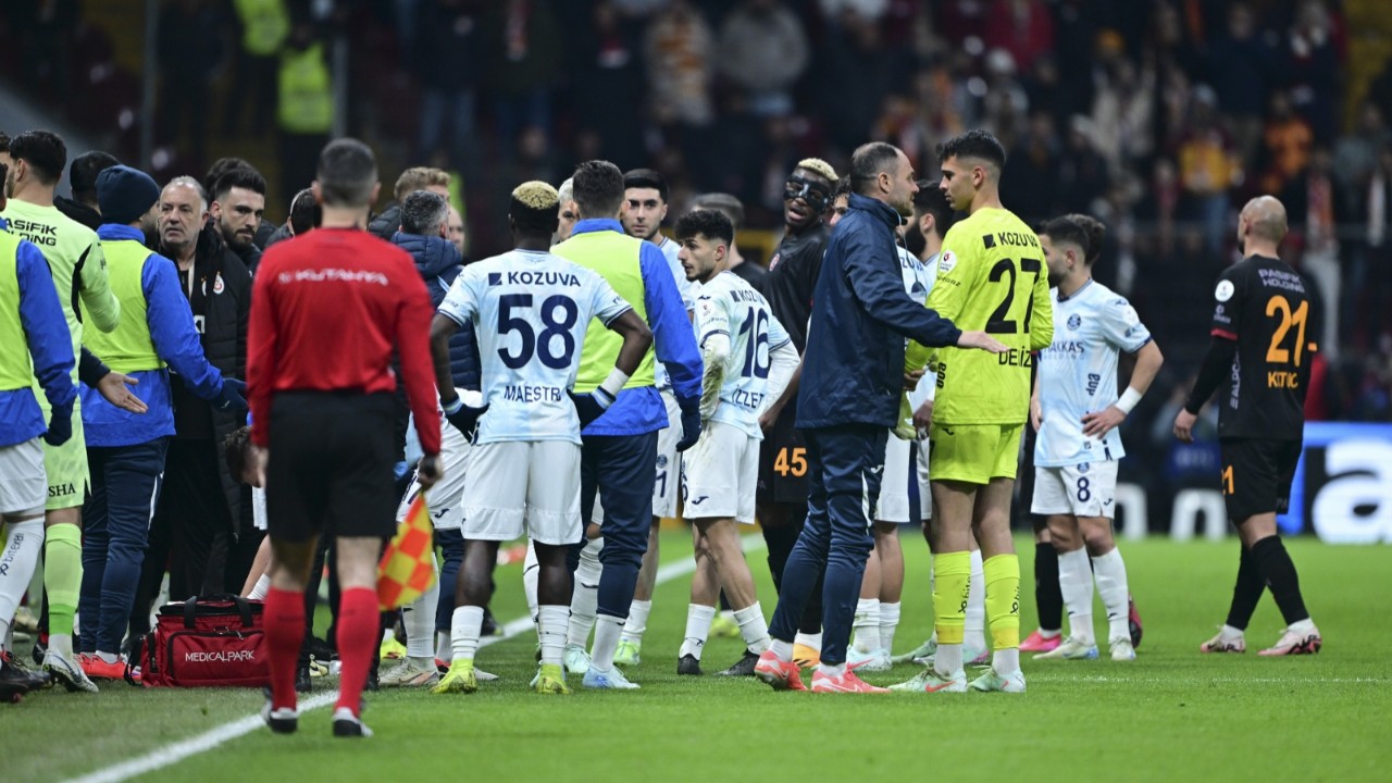 Galatasaray-Adana Demirspor maçında şok: Sahadan çekildiler!