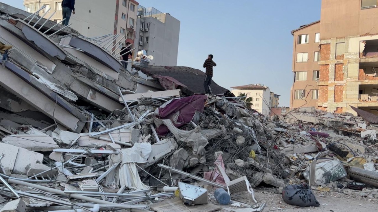 Kiracı depremzedenin hukuk zaferi: Müteahhide dava açtı, 'eşya tazminatı' kazandı