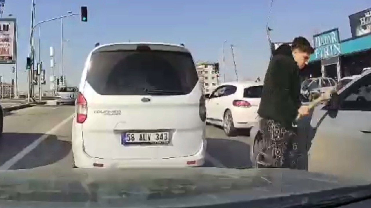 Trafikte beyzbol sopalı saldırı
